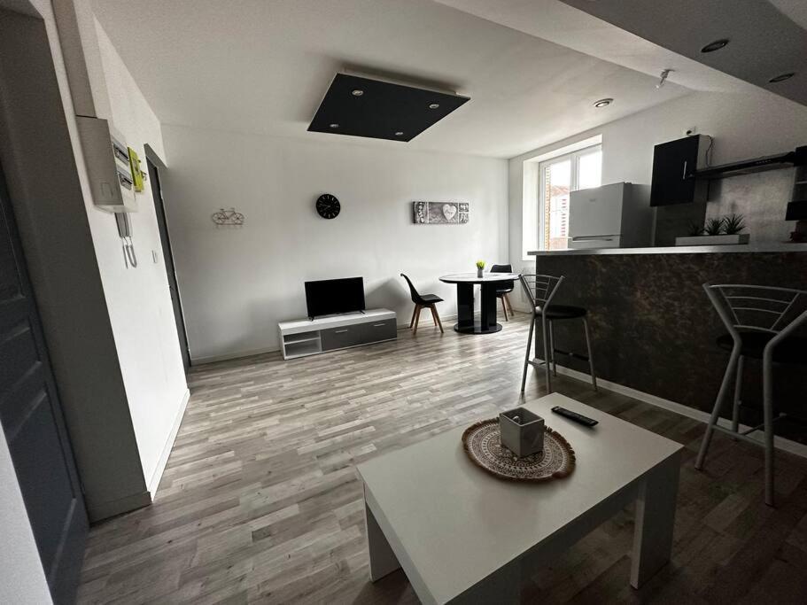 Apartment - - Proche Regiment - Stationnement Facile - Gere Par Presta-zen'services *