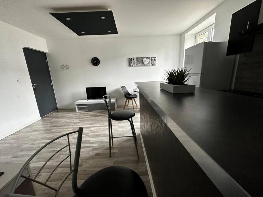 Apartment - - Proche Regiment - Stationnement Facile - Gere Par Presta-zen'services