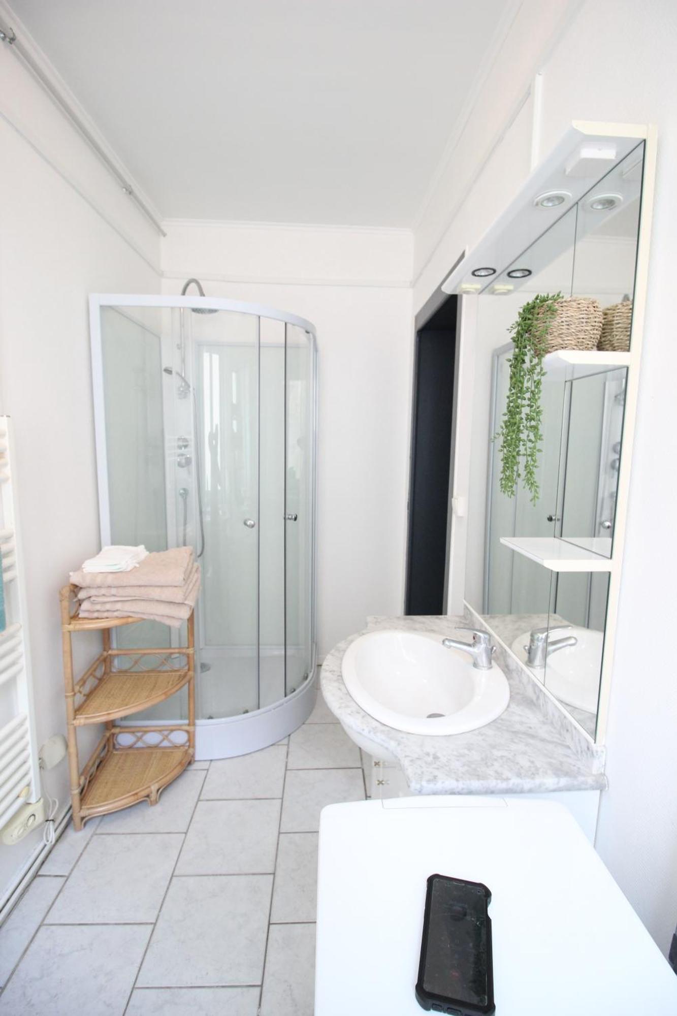 Apartment - - Proche Regiment - Stationnement Facile - Gere Par Presta-zen'services
